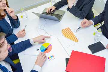 会議室で話し合いをするビジネスパーソン