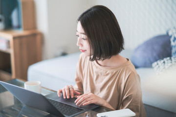 自宅でリモートワークする女性