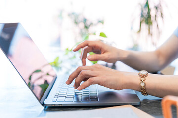 ノートパソコンを操作する手