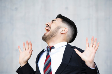 驚くビジネスマン