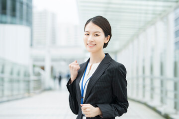 応援のポーズをするビジネスウーマン