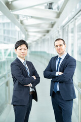 アジア人とヨーロッパ人のビジネスマン