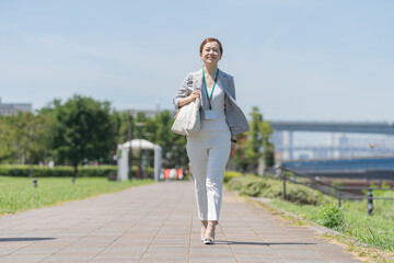 通勤するビジネスウーマン