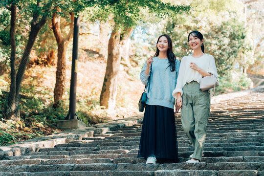 旅行をする女性二人組