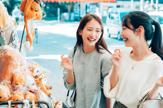 奈良観光でお土産を選ぶ女性二人組