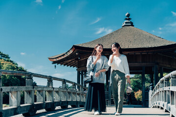 奈良を旅行する女性二人組 © studio 66