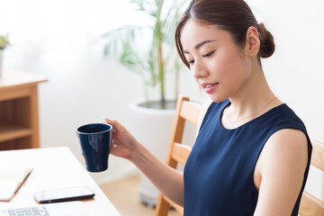 在宅ワークする女性