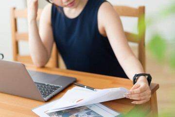 在宅ワークする女性