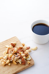 ミックスナッツ（アーモンド、クルミ、カシューナッツ、マカダミアナッツ）と、淹れたてのコーヒー
