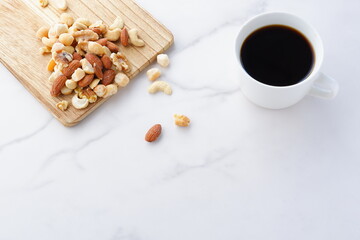 ミックスナッツ（アーモンド、クルミ、カシューナッツ、マカダミアナッツ）と、淹れたてのコーヒー
