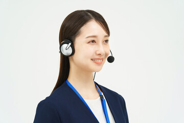 ヘッドセットを装着したスーツ姿の女性