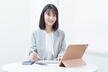 仕事をする女性