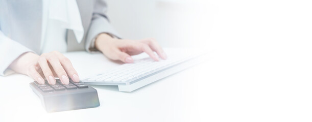 パソコンのキーボードを打つ女性の手元
