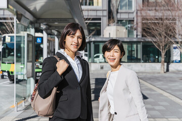 Obraz premium 外回り中の2人の女性（ビジネスイメージ）
