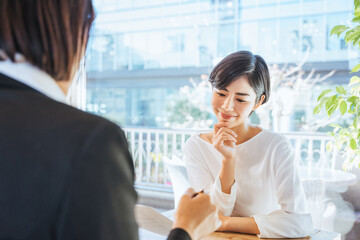 Obraz premium 説明を聞く女性（提案・商談・顧客）