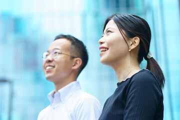 若手のビジネスパーソン男女