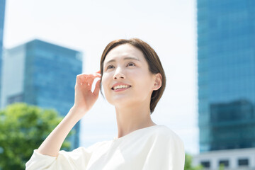 Fototapeta premium 空を見上げる女性（ビジネスウーマン） 
