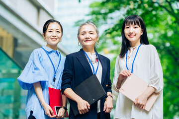 大学生・新入社員・若手の女性と社会人の先輩