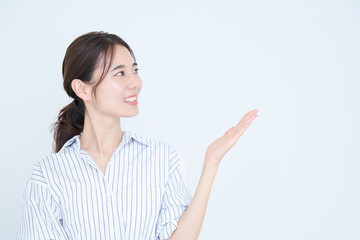 ハンドサインをするビジネスウーマン