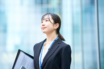 スーツ姿の若い女性