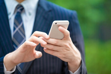 スマートフォンを使うビジネスマン