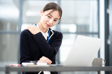 デスクワークで疲れた様子の女性 