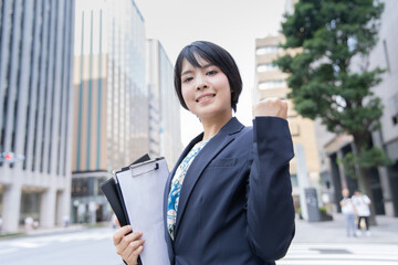 ガッツポーズをするビジネスウーマン