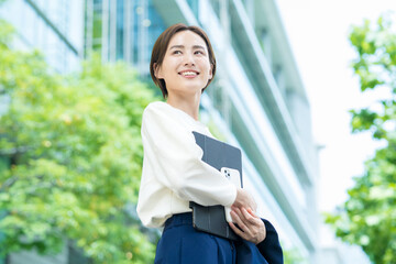 空を見上げる女性（ビジネスウーマン）