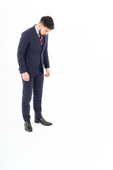 画面の下の方を見つめるビジネスマン