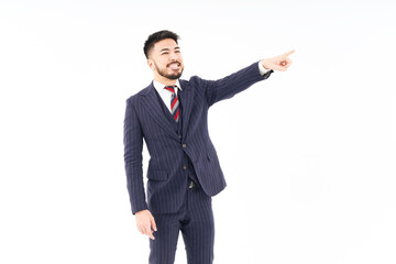 上の方を指差すスーツ姿の男性