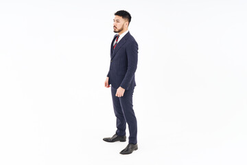 白背景の前に立つスーツ姿の男性