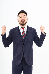 ガッツポーズをするスーツ姿の男性