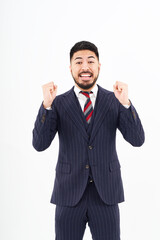 ガッツポーズをするスーツ姿の男性