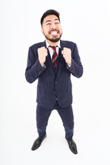 ガッツポーズをするスーツ姿の男性