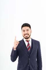 人差し指を立てるポーズをするスーツ姿の男性