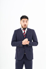 発見・ひらめきのポーズをするスーツ姿の男性