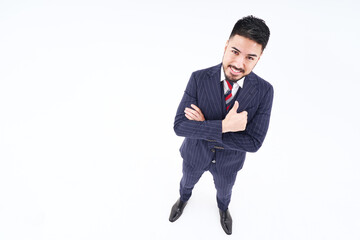 サムアップのポーズをするスーツ姿の男性