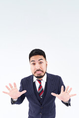 拒絶のポーズをするスーツ姿の男性