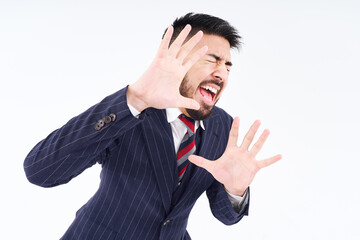 拒絶のポーズをするスーツ姿の男性