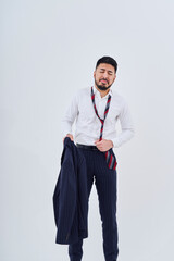 衣類が乱れてストレスを抱えた表情をするスーツ姿の男性