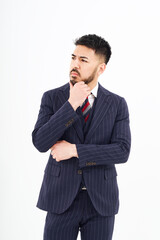 考え込むポーズをするスーツ姿の男性