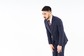 謝るポーズをするスーツ姿の男性