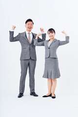 ポジティブなポーズをするスーツ姿の男女
