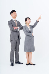 ポジティブなポーズをするスーツ姿の男女
