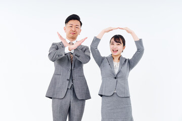 OKとNGのポーズをするスーツ姿の男女