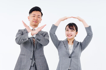 OKとNGのポーズをするスーツ姿の男女