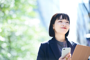 スマートフォンを手にする女性 