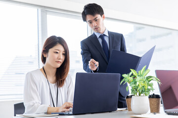 会社で打ち合わせをするビジネスマン