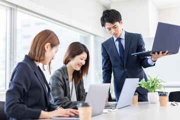 オフィスで仕事をする男女