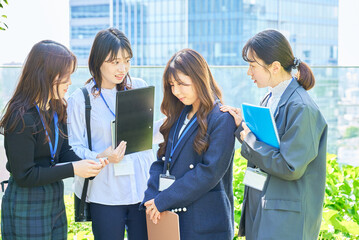 落ち込んだ女性を励ます女性達